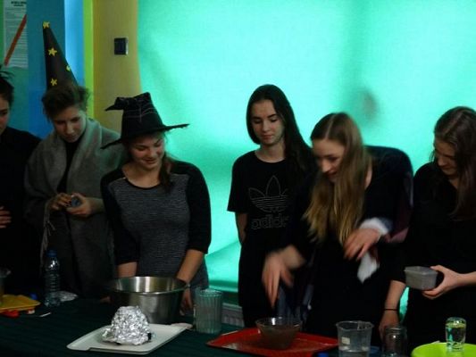 Grafika #16: Andrzejkowe wróżby