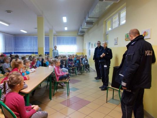  Grafika #2: Spotkanie z policjantami