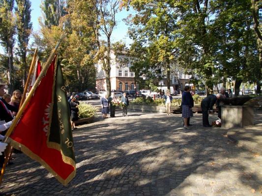 Grafika #2: 70- ta rocznica powstania Polskiego Związku Byłych Więźniów Politycznych Hitlerowskich Więzień i Obozów Koncentracyjnych.