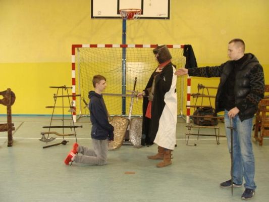  Grafika #2: Życie i Kultura w Średniowieczu - żywa lekcja historii