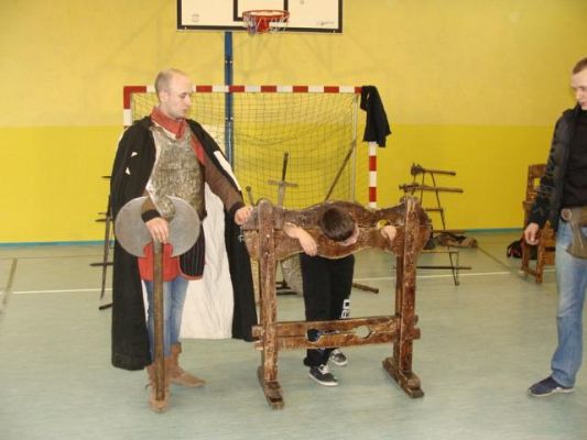  Grafika #10: Życie i Kultura w Średniowieczu - żywa lekcja historii