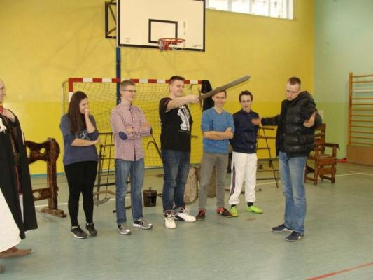  Grafika #15: Życie i Kultura w Średniowieczu - żywa lekcja historii