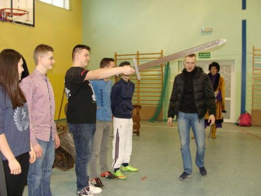  Grafika #17: Życie i Kultura w Średniowieczu - żywa lekcja historii