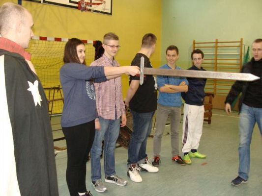  Grafika #18: Życie i Kultura w Średniowieczu - żywa lekcja historii