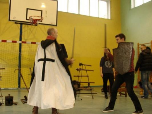  Grafika #20: Życie i Kultura w Średniowieczu - żywa lekcja historii