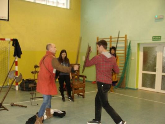  Grafika #21: Życie i Kultura w Średniowieczu - żywa lekcja historii