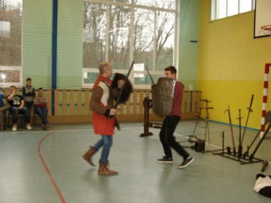  Grafika #22: Życie i Kultura w Średniowieczu - żywa lekcja historii