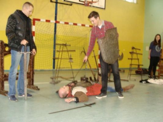  Grafika #24: Życie i Kultura w Średniowieczu - żywa lekcja historii