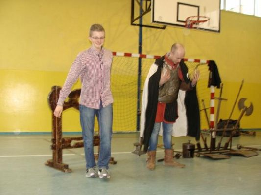  Grafika #25: Życie i Kultura w Średniowieczu - żywa lekcja historii