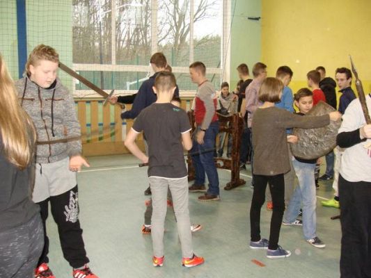  Grafika #31: Życie i Kultura w Średniowieczu - żywa lekcja historii