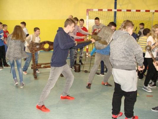  Grafika #34: Życie i Kultura w Średniowieczu - żywa lekcja historii