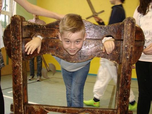  Grafika #37: Życie i Kultura w Średniowieczu - żywa lekcja historii