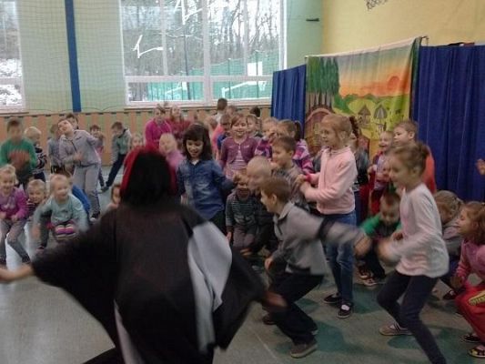 Grafika #7: Adaptacja sceniczna wiersza pt. Żółw i Zając