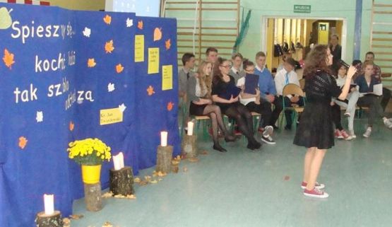 Grafika #6: Montaż słowno -muzyczny - Żyje się tylko chwilę