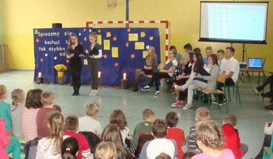 Grafika #7: Montaż słowno -muzyczny - Żyje się tylko chwilę