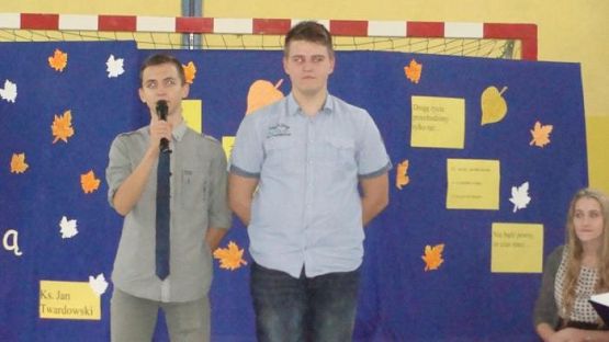 Grafika #9: Montaż słowno -muzyczny - Żyje się tylko chwilę