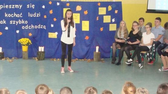 Grafika #10: Montaż słowno -muzyczny - Żyje się tylko chwilę