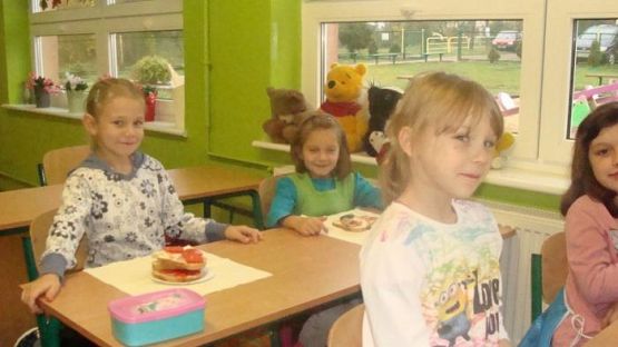 Grafika #3: Klasa II a promuje zdrowe jedzenie