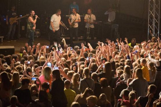  Grafika #1: Nasi uczniowie na koncercie Kamila Bednarka