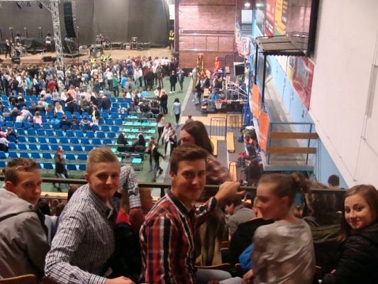  Grafika #8: Nasi uczniowie na koncercie Kamila Bednarka