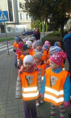  Grafika #1: Bezpiecznie przez jezdnię - oddział przedszkolny i klasa I na skrzyżowaniu w Lęborku