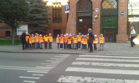  Grafika #3: Bezpiecznie przez jezdnię - oddział przedszkolny i klasa I na skrzyżowaniu w Lęborku