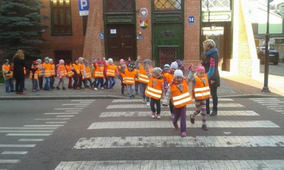 Grafika #0: Bezpiecznie przez jezdnię - oddział przedszkolny i klasa I na skrzyżowaniu w Lęborku