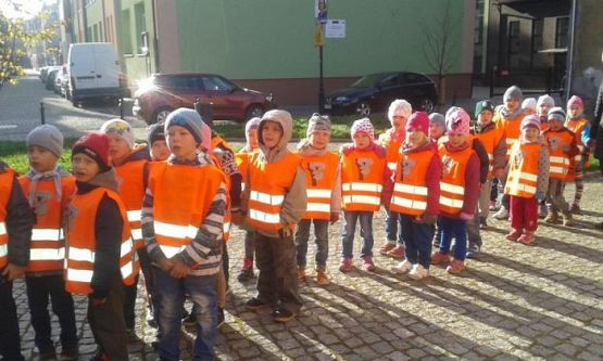 Grafika #8: Bezpiecznie przez jezdnię - oddział przedszkolny i klasa I na skrzyżowaniu w Lęborku