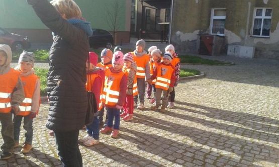 Grafika #9: Bezpiecznie przez jezdnię - oddział przedszkolny i klasa I na skrzyżowaniu w Lęborku