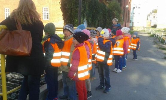 Grafika #13: Bezpiecznie przez jezdnię - oddział przedszkolny i klasa I na skrzyżowaniu w Lęborku