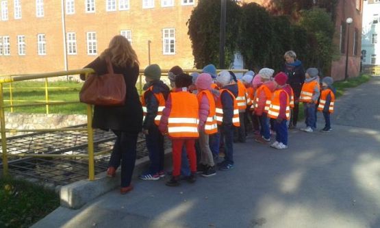  Grafika #14: Bezpiecznie przez jezdnię - oddział przedszkolny i klasa I na skrzyżowaniu w Lęborku