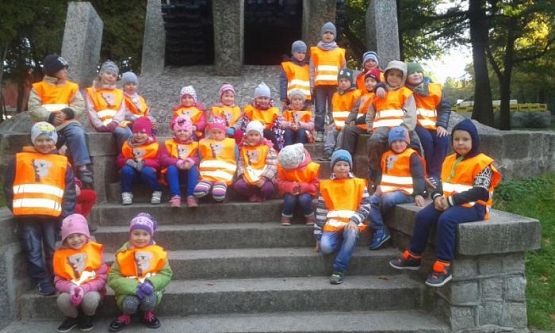 Grafika #18: Bezpiecznie przez jezdnię - oddział przedszkolny i klasa I na skrzyżowaniu w Lęborku