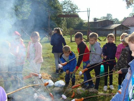 Grafika #1: Klasa II a, II b oraz III SP świętują Dzień Chłopaka oraz Dzień Pieczonego Ziemniaka