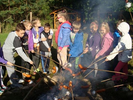 Grafika #4: Klasa II a, II b oraz III SP świętują Dzień Chłopaka oraz Dzień Pieczonego Ziemniaka