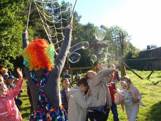 Grafika #7: Klasa II a, II b oraz III SP świętują Dzień Chłopaka oraz Dzień Pieczonego Ziemniaka