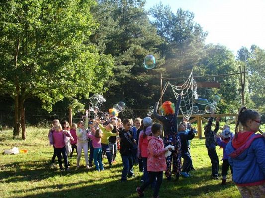 Grafika #8: Klasa II a, II b oraz III SP świętują Dzień Chłopaka oraz Dzień Pieczonego Ziemniaka