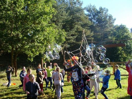 Grafika #11: Klasa II a, II b oraz III SP świętują Dzień Chłopaka oraz Dzień Pieczonego Ziemniaka