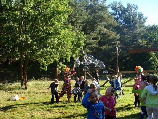 Grafika #19: Klasa II a, II b oraz III SP świętują Dzień Chłopaka oraz Dzień Pieczonego Ziemniaka