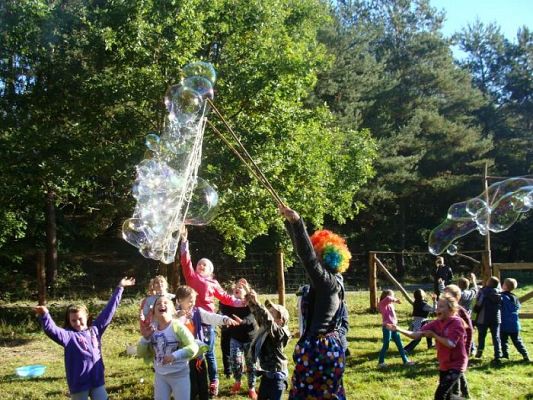 Grafika #20: Klasa II a, II b oraz III SP świętują Dzień Chłopaka oraz Dzień Pieczonego Ziemniaka