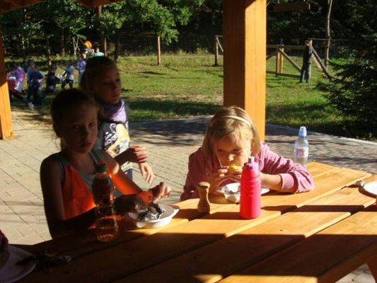 Grafika #26: Klasa II a, II b oraz III SP świętują Dzień Chłopaka oraz Dzień Pieczonego Ziemniaka