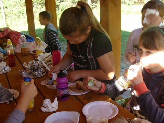 Grafika #27: Klasa II a, II b oraz III SP świętują Dzień Chłopaka oraz Dzień Pieczonego Ziemniaka