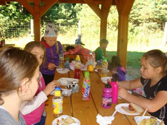 Grafika #32: Klasa II a, II b oraz III SP świętują Dzień Chłopaka oraz Dzień Pieczonego Ziemniaka