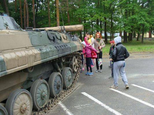  Grafika #3: Uczniowie klasy I a i II na wycieczce w Jednostce Wojskowej w Lęborku