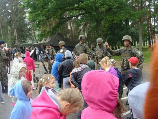 Grafika #8: Uczniowie klasy I a i II na wycieczce w Jednostce Wojskowej w Lęborku