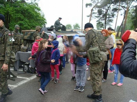 Grafika #9: Uczniowie klasy I a i II na wycieczce w Jednostce Wojskowej w Lęborku