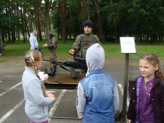 Grafika #10: Uczniowie klasy I a i II na wycieczce w Jednostce Wojskowej w Lęborku