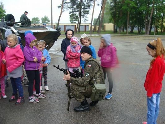 Grafika #11: Uczniowie klasy I a i II na wycieczce w Jednostce Wojskowej w Lęborku