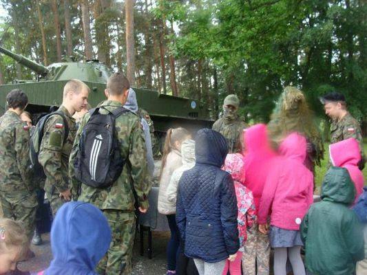  Grafika #12: Uczniowie klasy I a i II na wycieczce w Jednostce Wojskowej w Lęborku