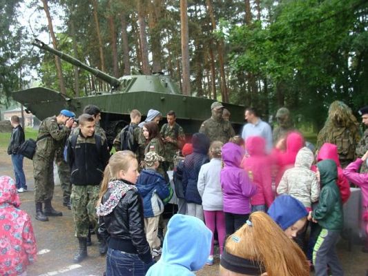 Grafika #13: Uczniowie klasy I a i II na wycieczce w Jednostce Wojskowej w Lęborku