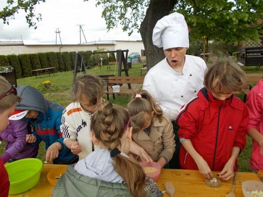  Grafika #5: Z wizytą na strusiej farmie w Kniewie